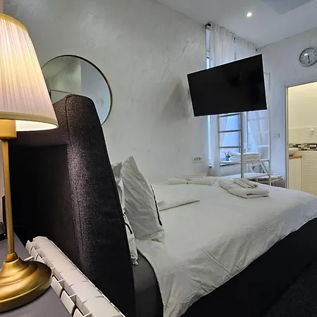 Teeny Tiny Apartment Sentvid